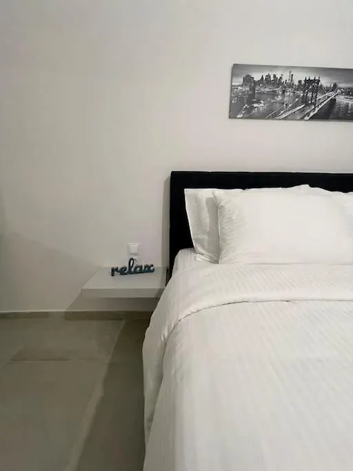 סלוניקי The Red Apartment