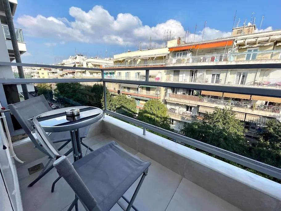 סלוניקי The Red Apartment